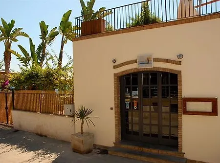 Il Cantone Del Faro Konukevi Giardini Naxos